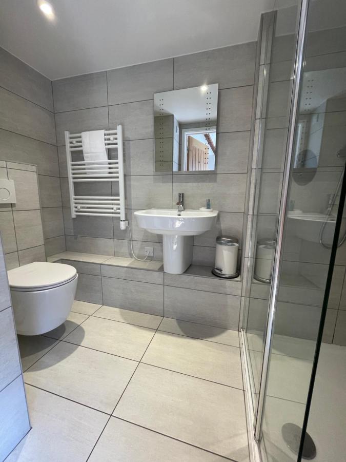 The Queen Matilda Country Rooms Avening Bagian luar foto